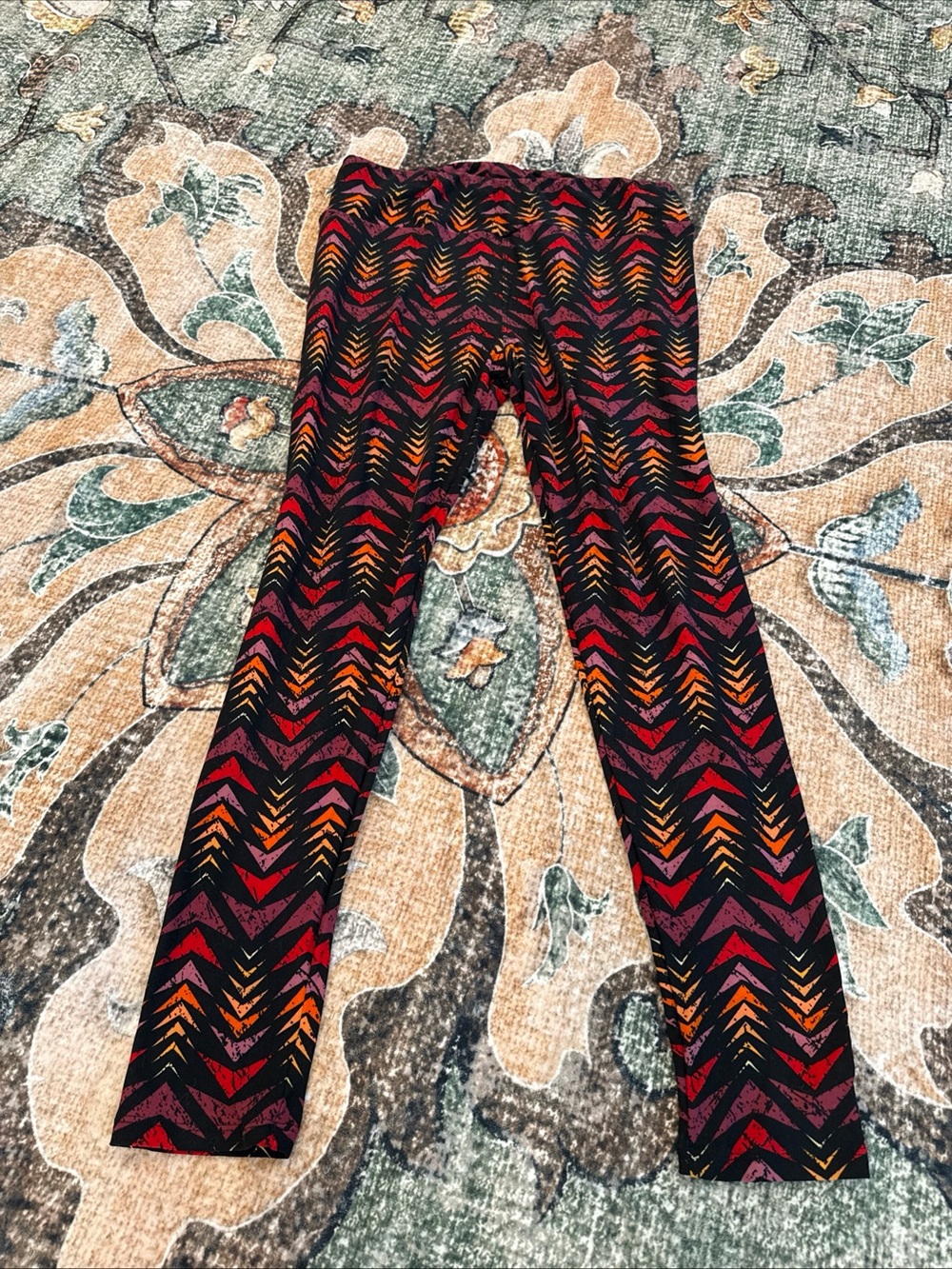 EUC Lularoe leggings, OS, blk background, org arrows